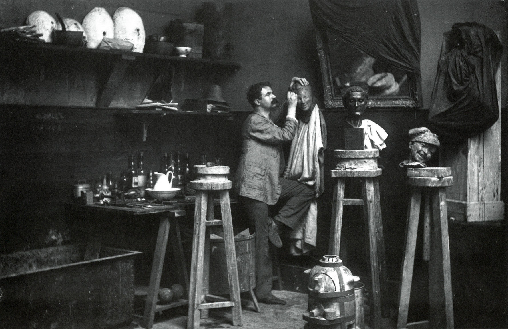 Medardo Rosso in seinem Studio am Boulevard des Batignolles, 1890, Abzug vom Original-Glasnegativ , 13 × 17,7 cm, © Archivio Medardo Rosso