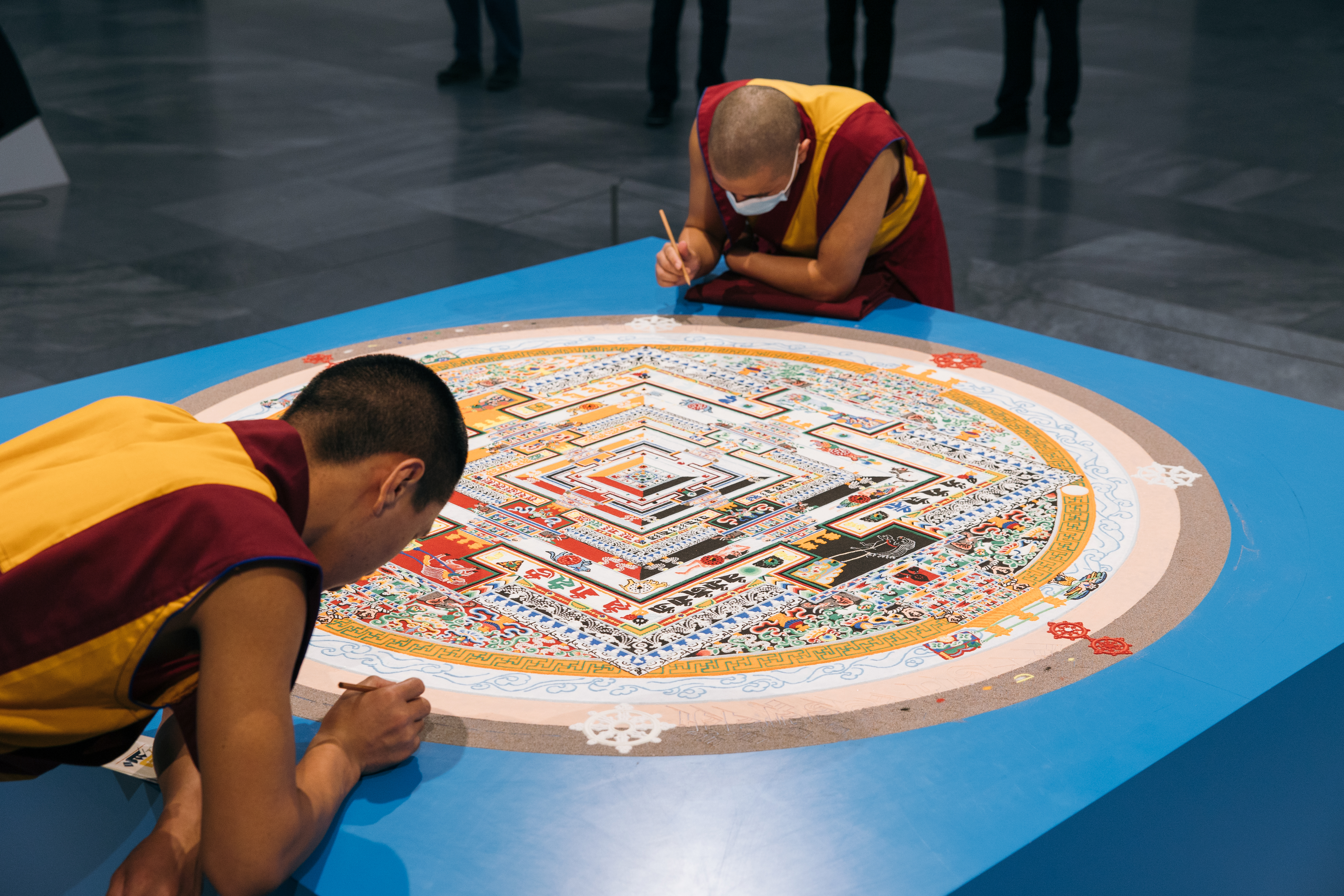 «Kalachakra-Sandmandala» (25.07.-13.08.23) im Rahmen der Ausstellung «Charmion von Wiegand» (25.03.–13.08.2023), 2023. Vier tibetische Mönche aus dem Namgyal-Kloster in Dharamsala (Indien) lassen im Kunstmuseum Basel ein Kalachakra-Mandala entstehen. Kunstmuseum Basel | Neubau, Eventfoyer. 11.08.2023, Foto: Damaris Thalmann