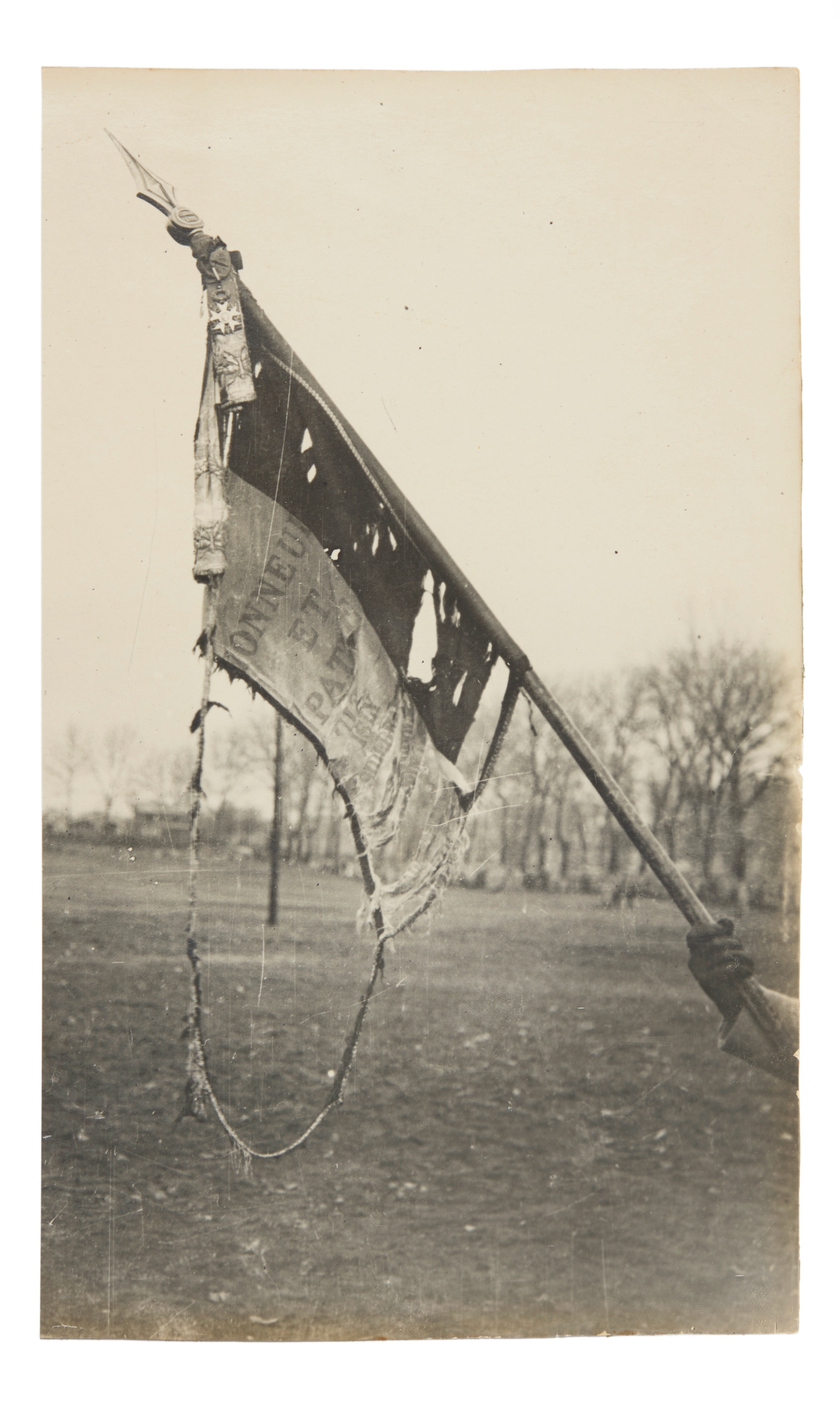 Beschädigte französische Regimentsfahne, Silbergelatineabzug, 1914-1918
© als Sammlung by Jacques Herzog und Pierre de Meuron Kabinett, Basel.