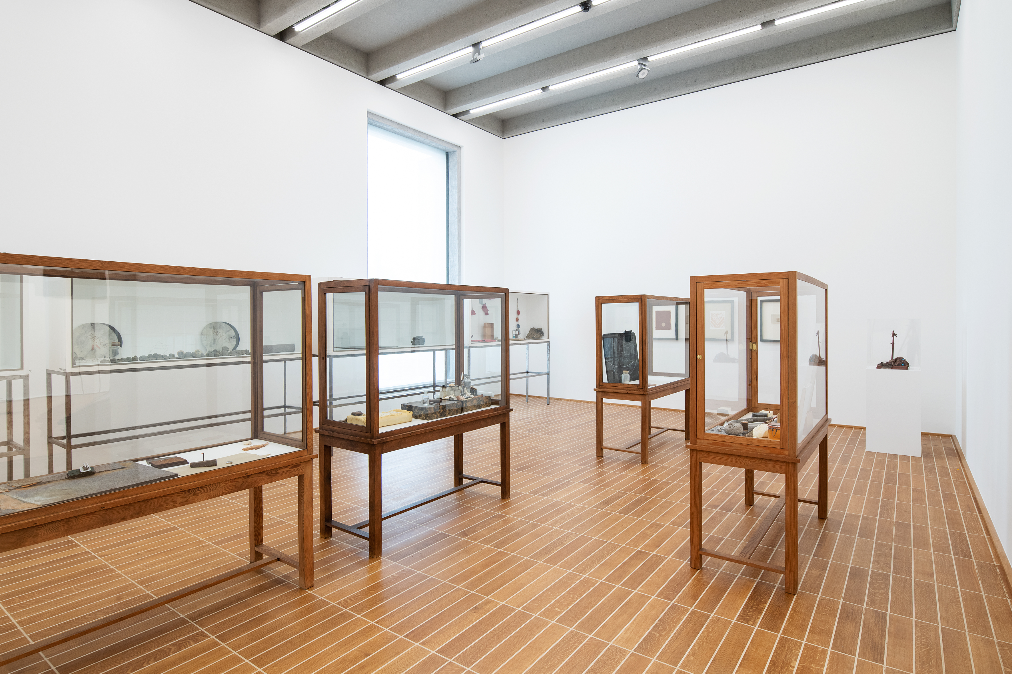Joseph Beuys, 11 Vitrinen, 1949-1984, Kunstmuseum Basel, Schenkung Maja, Hans Emanuel und Melchior Oeri in dankbarer Erinnerung an Hans U. Bodenmann, früher Sammler und langjähriger Freund von Joseph Beuys, ©2021, ProLitteris, Zurich, Foto: Jonas Hänggi