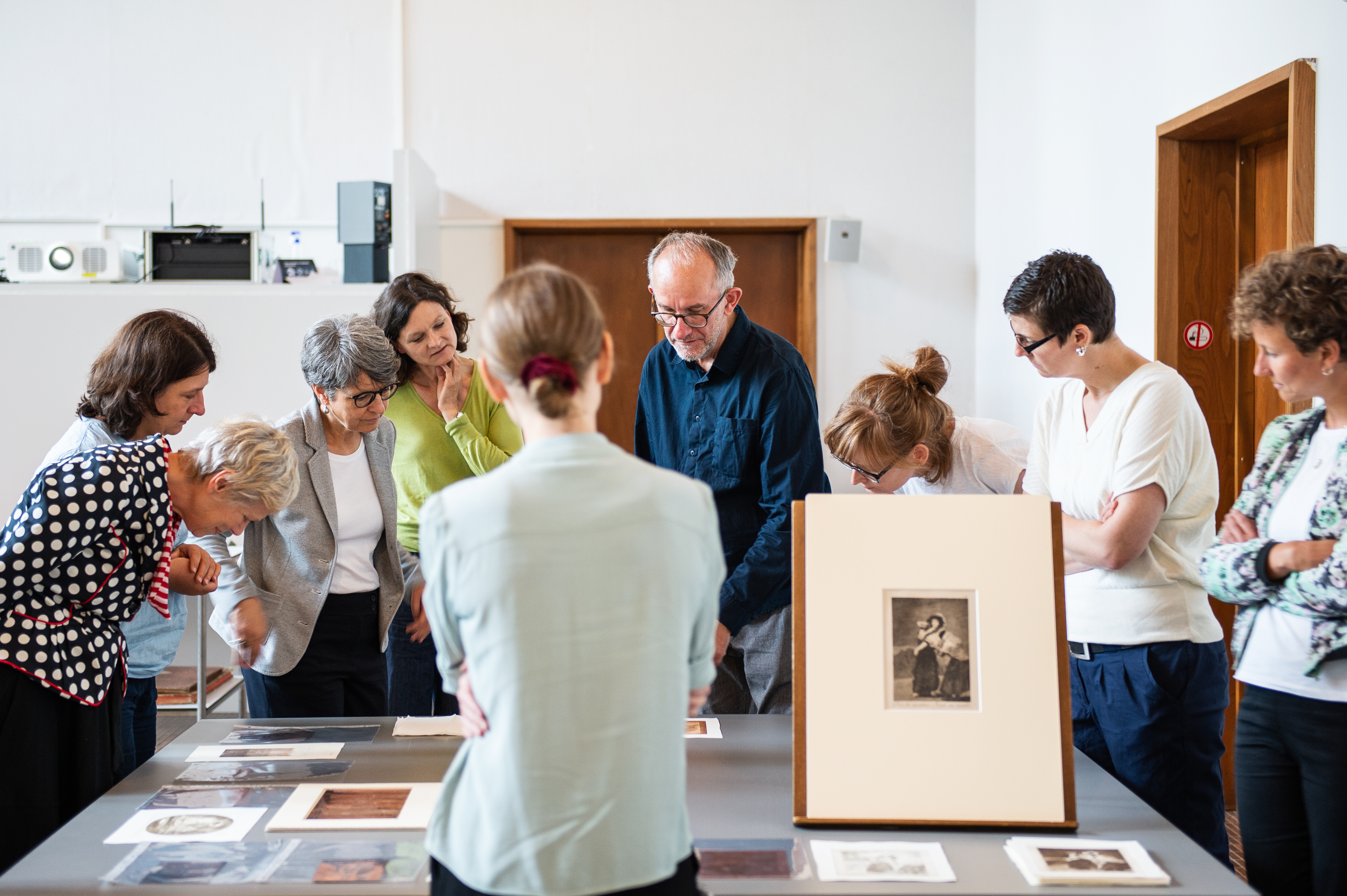 Wolfgang Schwahn erläutert dem Team des Kupferstichkabinetts und der Papierrestaurierung Blätter und Platten, bei denen er historische Ätztechniken und
-rezepte selbst nachvollzogen hat.