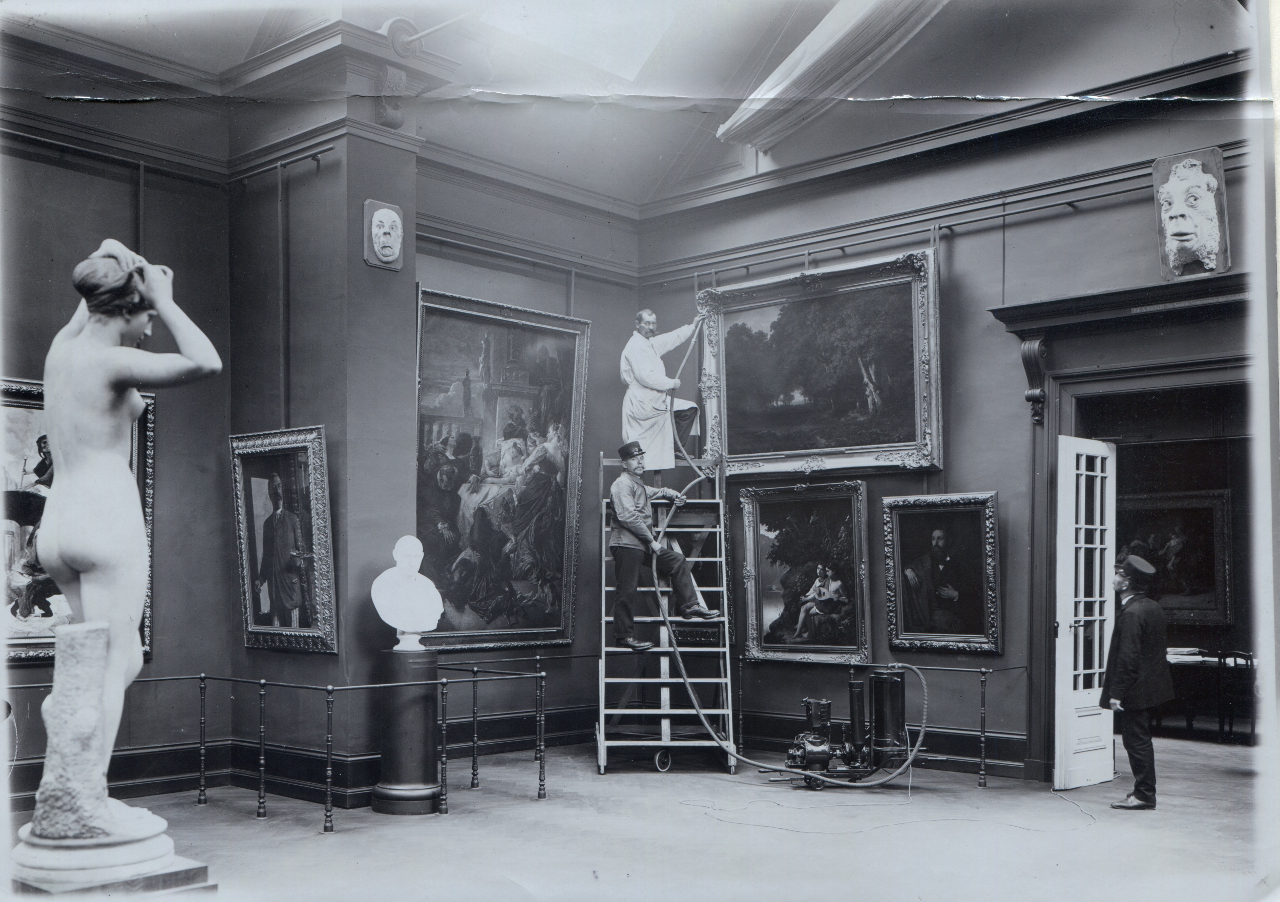 Blick in den Böcklin-Saal im Museum an der Augustinergasse im Jahr 1912.