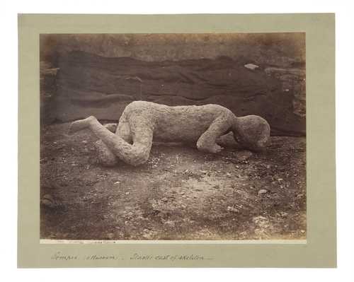 Giorgio Sommer, Gipsfigur eines durch den Ausbruch des Vesuvs (Pompeji) getöteten Kindes, Albuminabzug, 1882–1886
© als Sammlung by Jacques Herzog und Pierre de Meuron Kabinett, Basel.