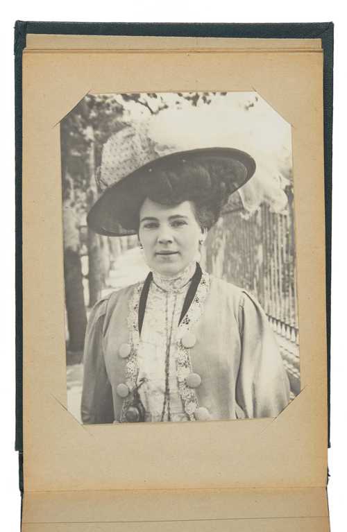 Unbekannt, Porträts von Frauen und Hüten (aus einem Album), Silbergelatineabzüge, 1910–1915
© als Sammlung by Jacques Herzog und Pierre de Meuron Kabinett, Basel.