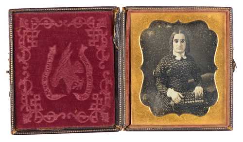 Unbekannt, Blinde Frau mit Punktschriftmaschine, Daguerreotypie, 1845–1855
© als Sammlung by Jacques Herzog und Pierre de Meuron Kabinett, Basel.