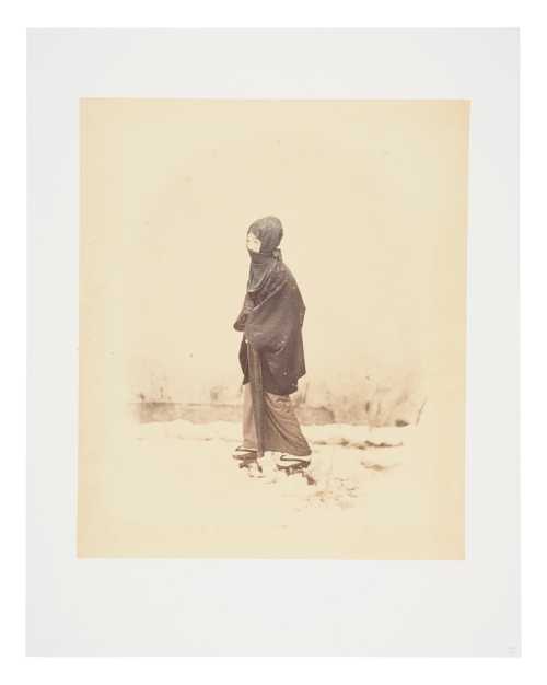 Felice Beato, Genreaufnahmen eines Chinesen, einer Japanerin, eines Mannes in Strohregenmantel, von Tagelöhnern und das Begrüßungsritual vor einem Schwerttraining, handkolorierte Albuminabzüge, 1860–1870
© als Sammlung by Jacques Herzog und Pierre de Meuron Kabinett, Basel.