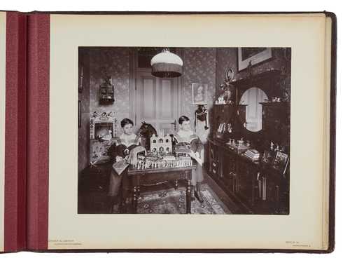 Album einer bürgerlichen Familie in Berlin, Zander & Labisch, Zwei Jungen im Kinderzimmer, Kollodiumabzug, 1902 (Album: 1900–1910)
© als Sammlung by Jacques Herzog und Pierre de Meuron Kabinett, Basel.