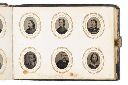 Album mit Studioporträts, Unbekannt, Porträts von Frauen, Männern und Kindern, Ferrotypien, 1865–1890
© als Sammlung by Jacques Herzog und Pierre de Meuron Kabinett, Basel.
