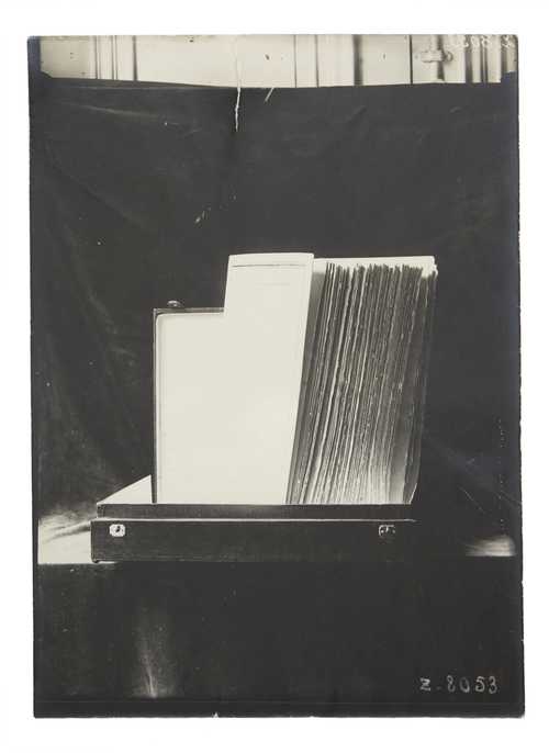 Unbekannt, Friedensvertrag von Versailles, Silbergelatineabzug, 1919
© als Sammlung by Jacques Herzog und Pierre de Meuron Kabinett, Basel.